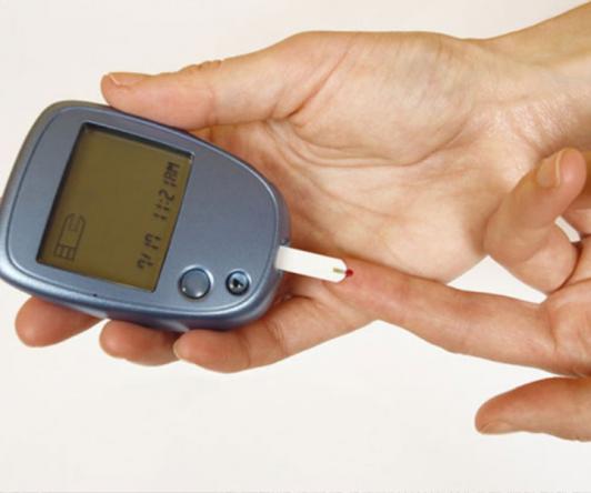 اندازه گیری تست قند خون با دستگاه گلوکومتر حرفه ای